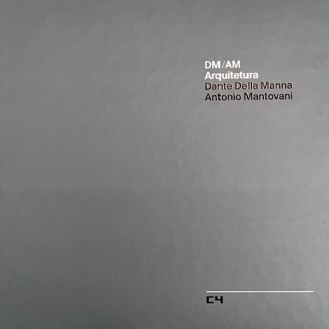 Capa do livro dos arquitetos Dante della Manna e Antonio Mantovani com dedicatória manuscrita ao Américo Baltazar.