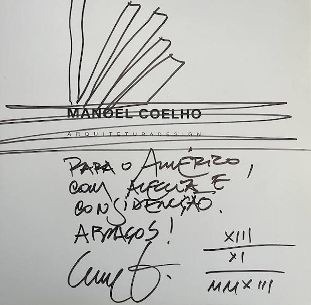 Capa do livro do arquiteto Manoel Coelho com dedicatória manuscrita ao Américo Baltazar.