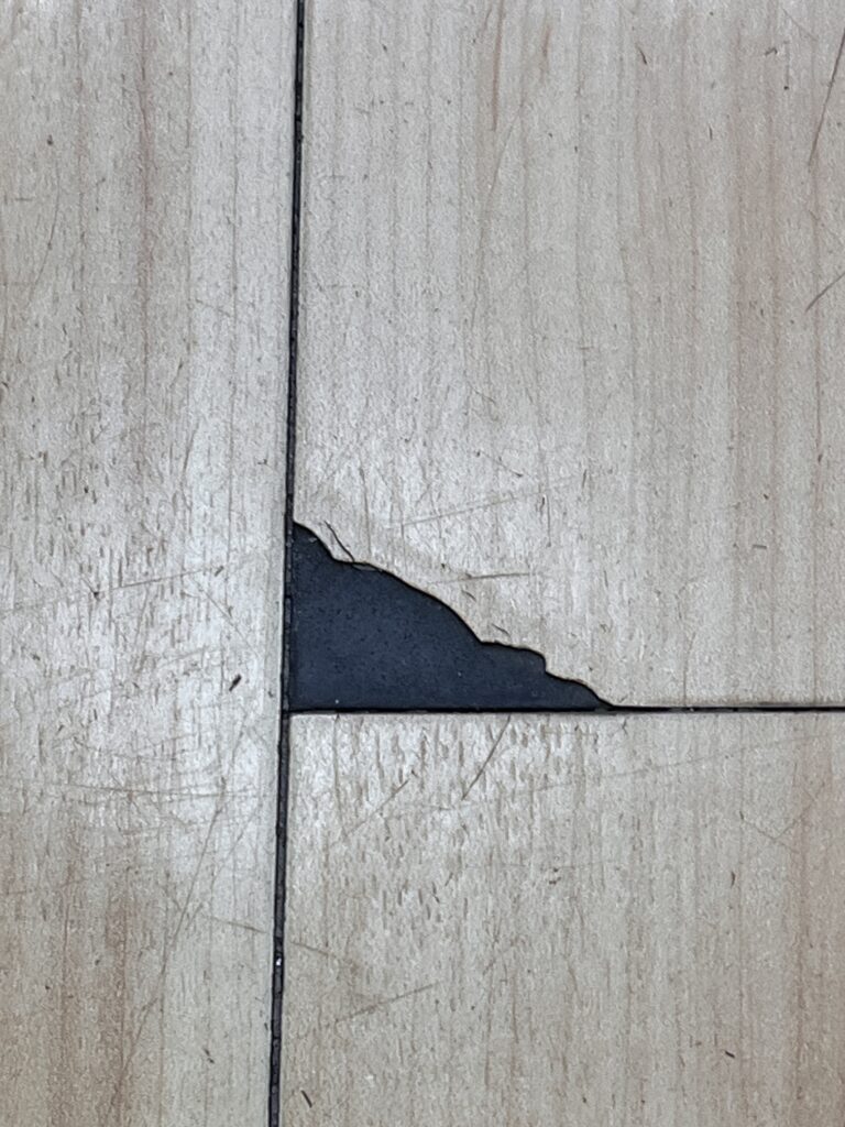 LVT com capa de uso de 0.20mm mostrando desgaste prematuro