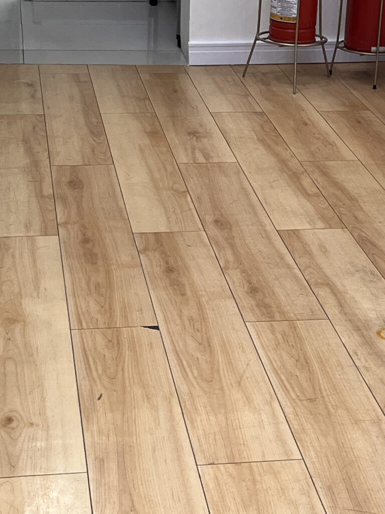 instalação de LVT com capa de uso de 0.20mm mostrando desgaste prematuro